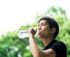 水を飲んでいる男性